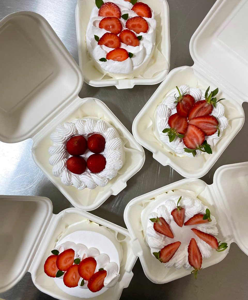 hanbonbon's tweet photo. Finally checked off a cake design that I’ve always been procrastinating. 

I present to you my version of classic tres leches with fresh cream and strawberries. 

♥️🫰🏼 https://t.co/ixKsJTIdjJ