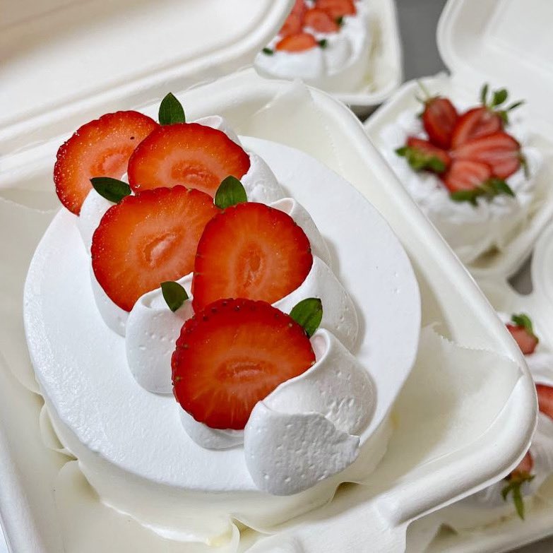 hanbonbon's tweet photo. Finally checked off a cake design that I’ve always been procrastinating. 

I present to you my version of classic tres leches with fresh cream and strawberries. 

♥️🫰🏼 https://t.co/ixKsJTIdjJ