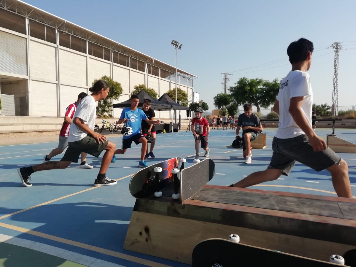 Alfarajuntament's tweet photo. Superada ja la primera setmana del nostre Campament Urbà. Els més joves se ho están passant d'allò més bé amb activitats pensades per a ells. Skate, excursió a Aquarama i a la piscina de Benicalap, coneixement de la natura i de les rates penades i moltes dinàmiques més. https://t.co/YOn2rQA1zd