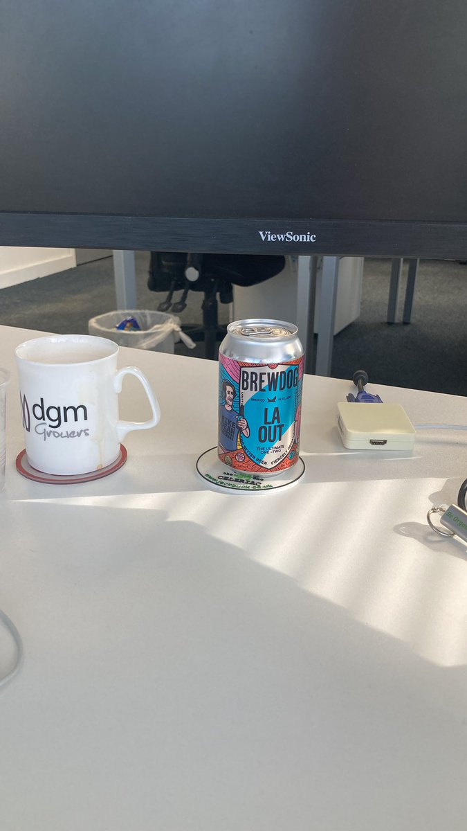 TimmyTimster's tweet photo. @warwickbo what a legend, passed the pint today as he knew I was parched. #topit https://t.co/XhU43pJ5t5