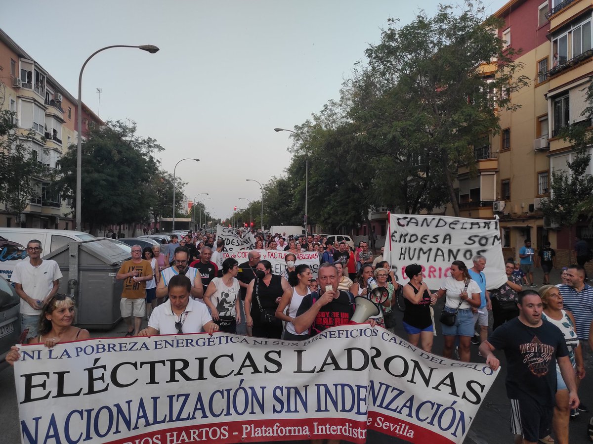 Los barrios sevillanos afectados por los cortes de luz prolongados y diarios de Endesa, Candelaria, Padre Pío, Su Eminencia, Los Pajaritos, Cerro, Amate, etc. se movilizan y cortan Federico Mayo Gayarre y avanza hacia la avenida Ronda del Tamarguillo 💪 #endesacriminal