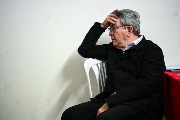 snide2222's tweet photo. Une pauvre loque qui a exploité la misère pour exister alors qu’il n’était qu’un « petit sans envergure » et qui a fini par générer des monstres de populisme, de démagogie et d’exploiteurs professionnels du pauvre. Lui n’est plus rien. Une tâche dans l’histoire. https://t.co/B6t0zoAOpp