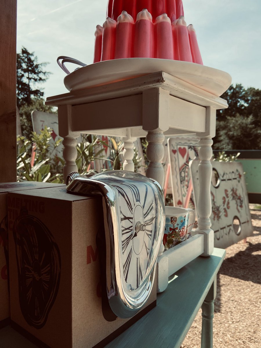 Michieldewt's tweet image. Zo warm vandaag dat zelfs de klokken zijn gesmolten #efteling