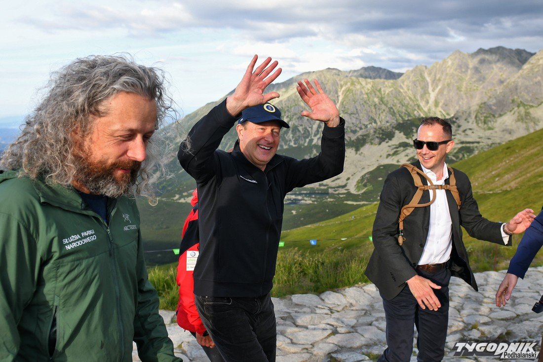 24tp_pl's tweet photo. Do Zakopanego i w Tatry przyjechał Mark Brzeziński, ambasador Stanów Zjednoczonych. Podczas spotkania na Kasprowym powiedział, że jutro wybiera się na Rysy. W środę udzieli nam wywiadu. Spotykamy się w naszej kawiarni na dachu domu towarowego Granit. #Zakopane #Tatry https://t.co/jacAqlLYZd