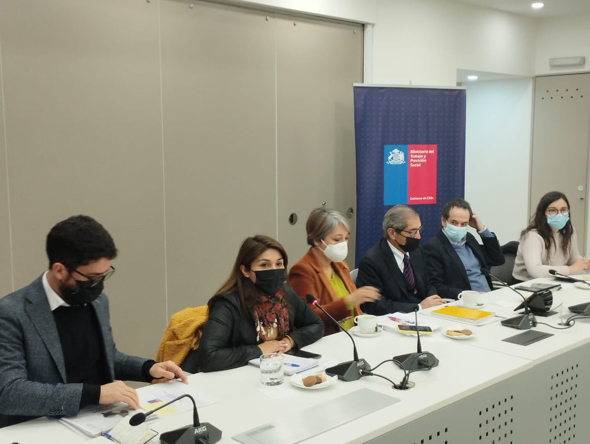 Cutchile's tweet photo. 📍 Ya estamos en el @MintrabChile para analizar el informe final de los Diálogos Sociales por Pensiones Dignas 🧐 que se realizaron en todo el país, con un total de 16 encuentros tripartitos en los que participamos como representantes de las y los trabajadores 📣 https://t.co/MHG2Pv1sNg