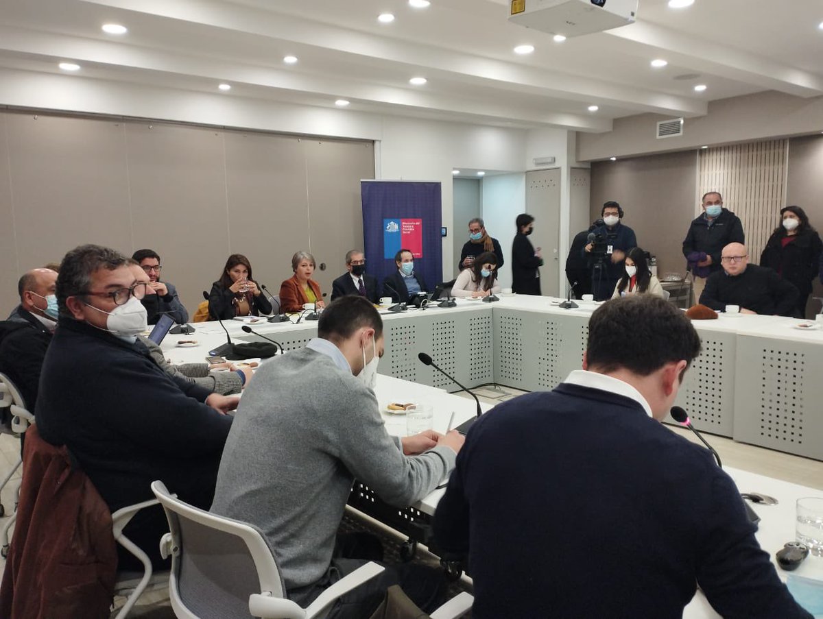 Cutchile's tweet photo. 📍 Ya estamos en el @MintrabChile para analizar el informe final de los Diálogos Sociales por Pensiones Dignas 🧐 que se realizaron en todo el país, con un total de 16 encuentros tripartitos en los que participamos como representantes de las y los trabajadores 📣 https://t.co/MHG2Pv1sNg