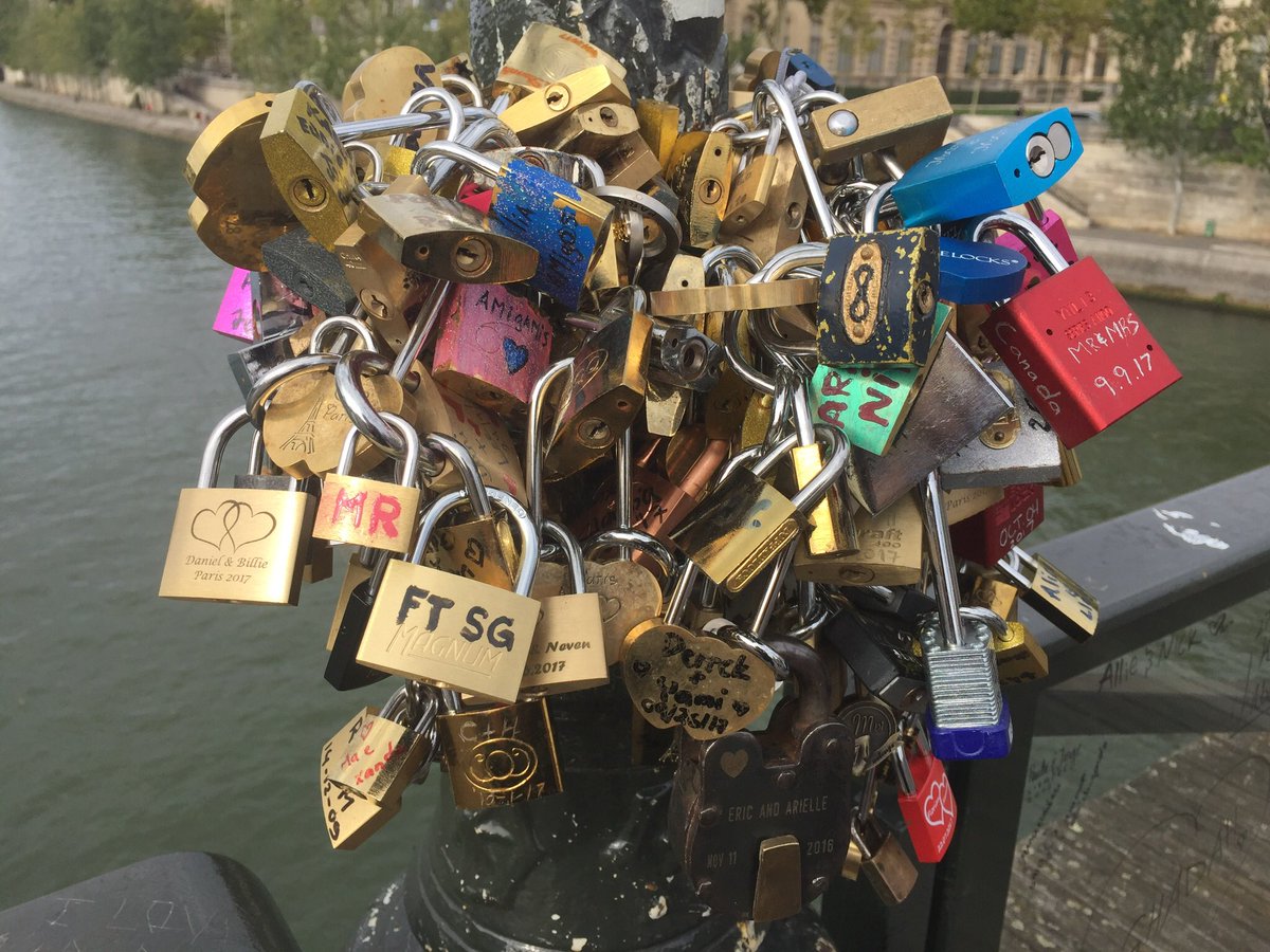 Locks of love ❤️❤️❤️❤️❤️ #Paris #France #travelphotography #Travel #MondayMotivation #Mondayvibes #photography #photographer #love