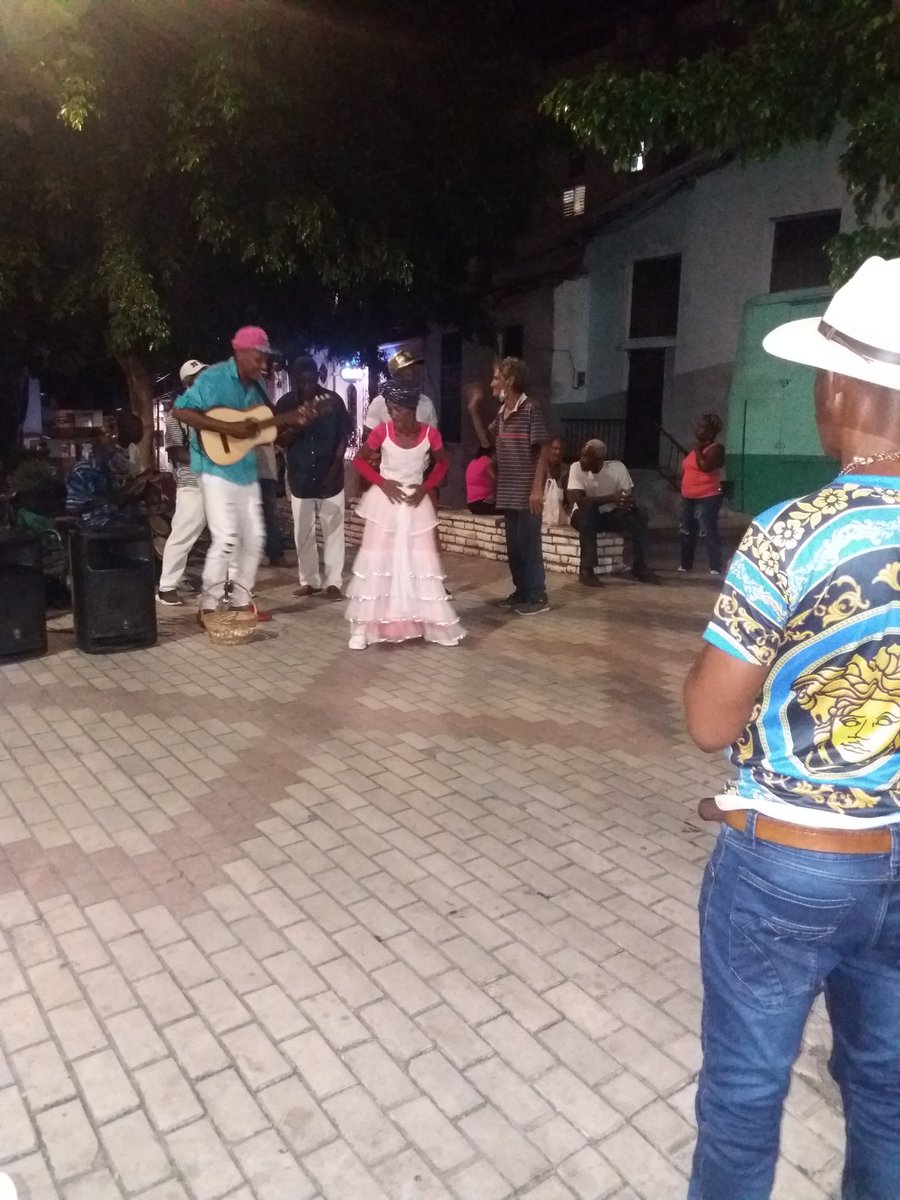 Es verdad q el pueblo santiaguero se tiró pa la calle el sábado, yo lo viví, nadie me lo contó. La #NocheSantiaguera es una fiesta donde hay mucha variedad, disfrute y armonía. Ví un pueblo organizado y feliz. 
#CubaPorLaPaz
#CubaEsAmor
#GuerrillerosVillaclareños