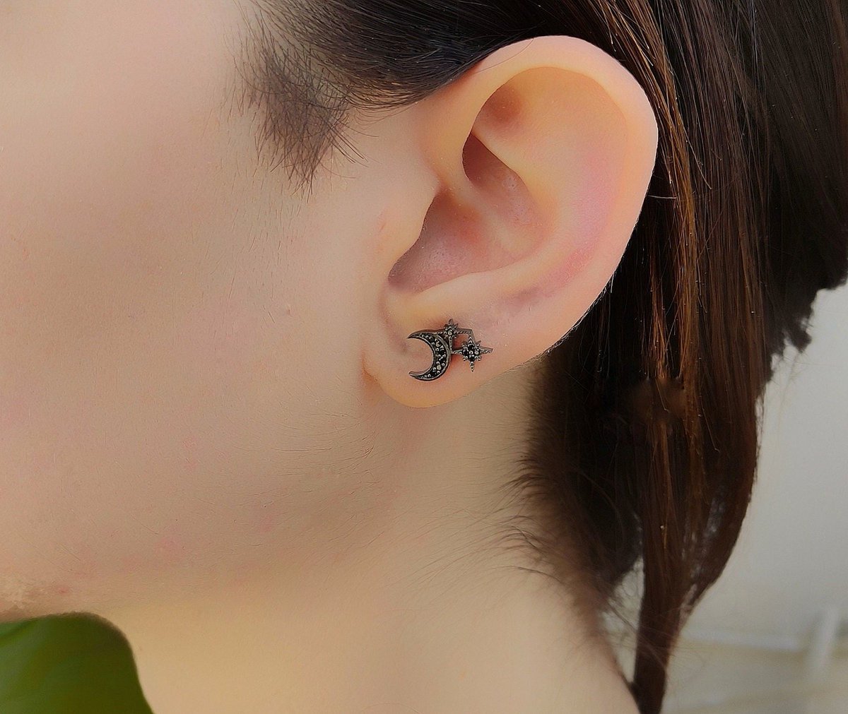 SMinimality's tweet photo. Excited to share the latest addition to my #etsy shop: Moon-shaped earrings with dark plated silver and black zircon gems #zircon #women #minimalist #darkjewelry #gothicjewelry #earrings #silverearrings #sterlingsilver https://t.co/X5KSJJ2vCE https://t.co/eMSLVhv2G8