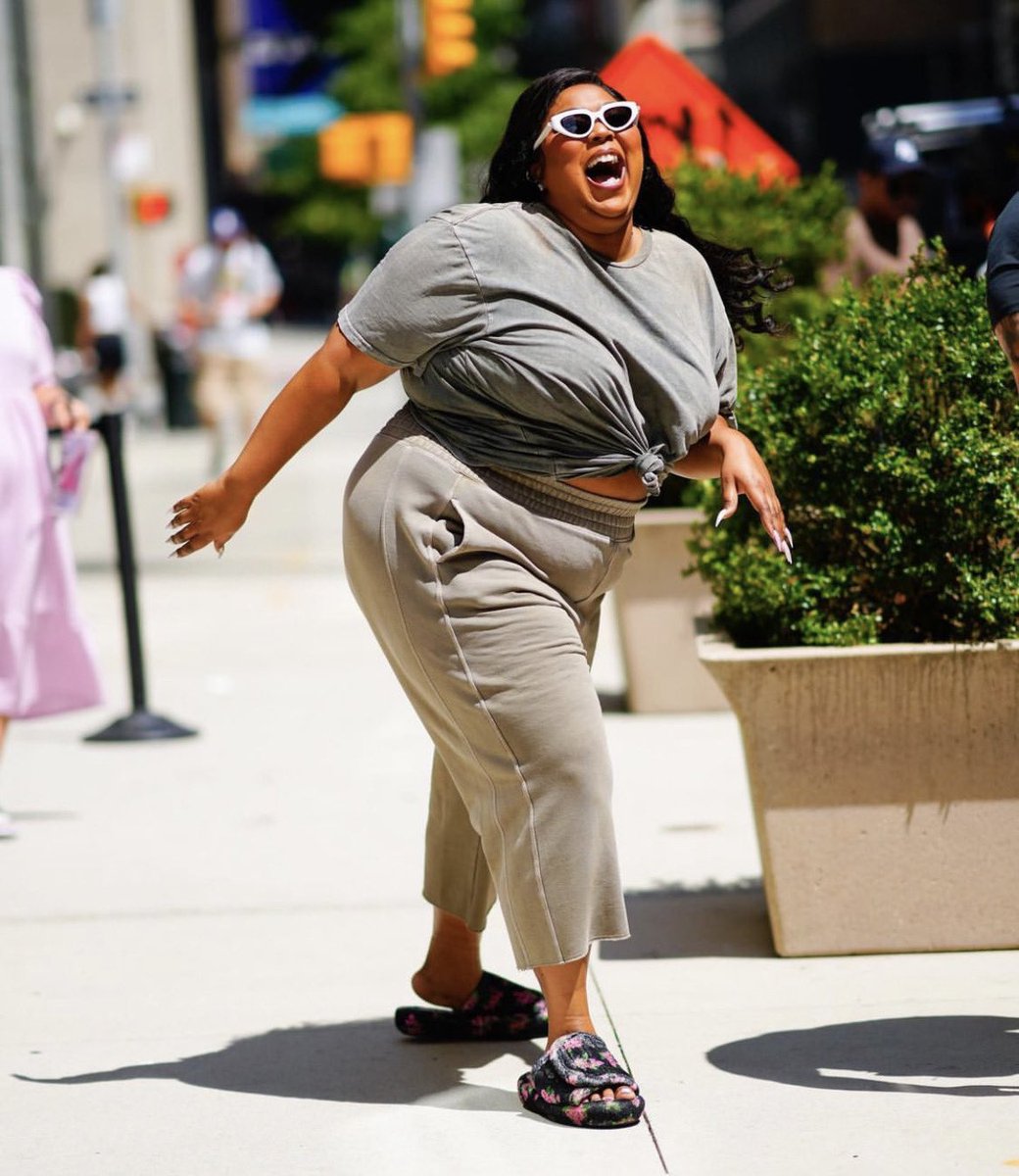 Hopefully im trending because im pretty 😌💅🏾