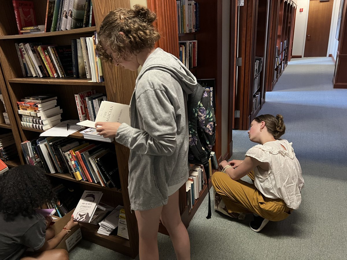 PaulGrondahl's tweet image. What a terrific week with some very talented HS writers for our “Discovering Your Voice” workshop. I reminded them that great readers become great writers. @nyswi @ualbany @UAlbanyEdu @CapDistWP @HVWritersGuild @dcolinpoet @marcuskwame @JanineCammarata @katesheeranswed