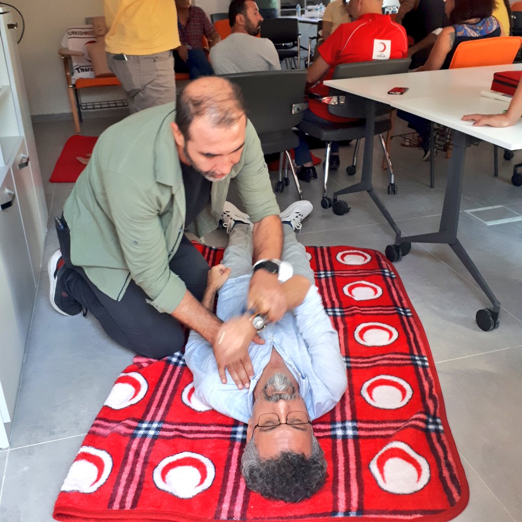 elif_elift's tweet photo. .@UNHCRTurkiye #Gaziantep ofisi çalısanlarına ılk yardım eğitimi veriyoruz.
#İlkYardımHayatKurtarır
Staff of .@UNHCRTurkiye #Gaziantep office having first aid training by .@RedCrescent First Aid Education Unit.
#FirstAidSaveLife https://t.co/tqrvYPUoDh