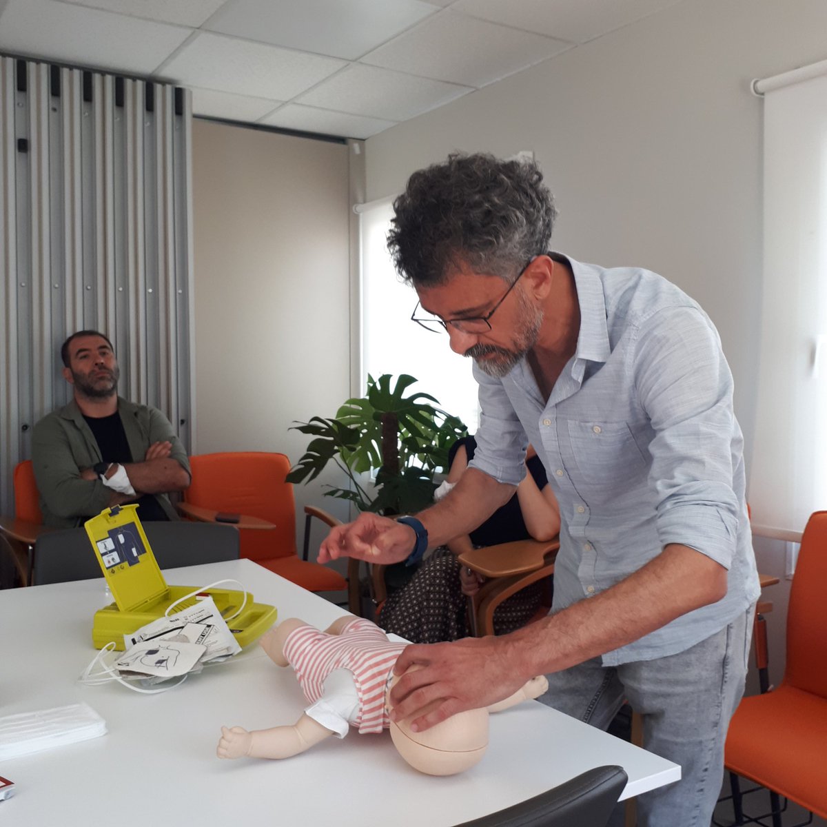 elif_elift's tweet photo. .@UNHCRTurkiye #Gaziantep ofisi çalısanlarına ılk yardım eğitimi veriyoruz.
#İlkYardımHayatKurtarır
Staff of .@UNHCRTurkiye #Gaziantep office having first aid training by .@RedCrescent First Aid Education Unit.
#FirstAidSaveLife https://t.co/tqrvYPUoDh