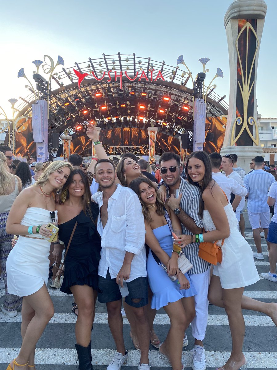 KrisGarrote14's tweet photo. me siento tan afortunada de tener a esta gente en mi vida, que de solo pensar la piña que somos y el buen equipo que hacemos ya soy feliz ❤️‍🩹 https://t.co/2vqVlDOU2q