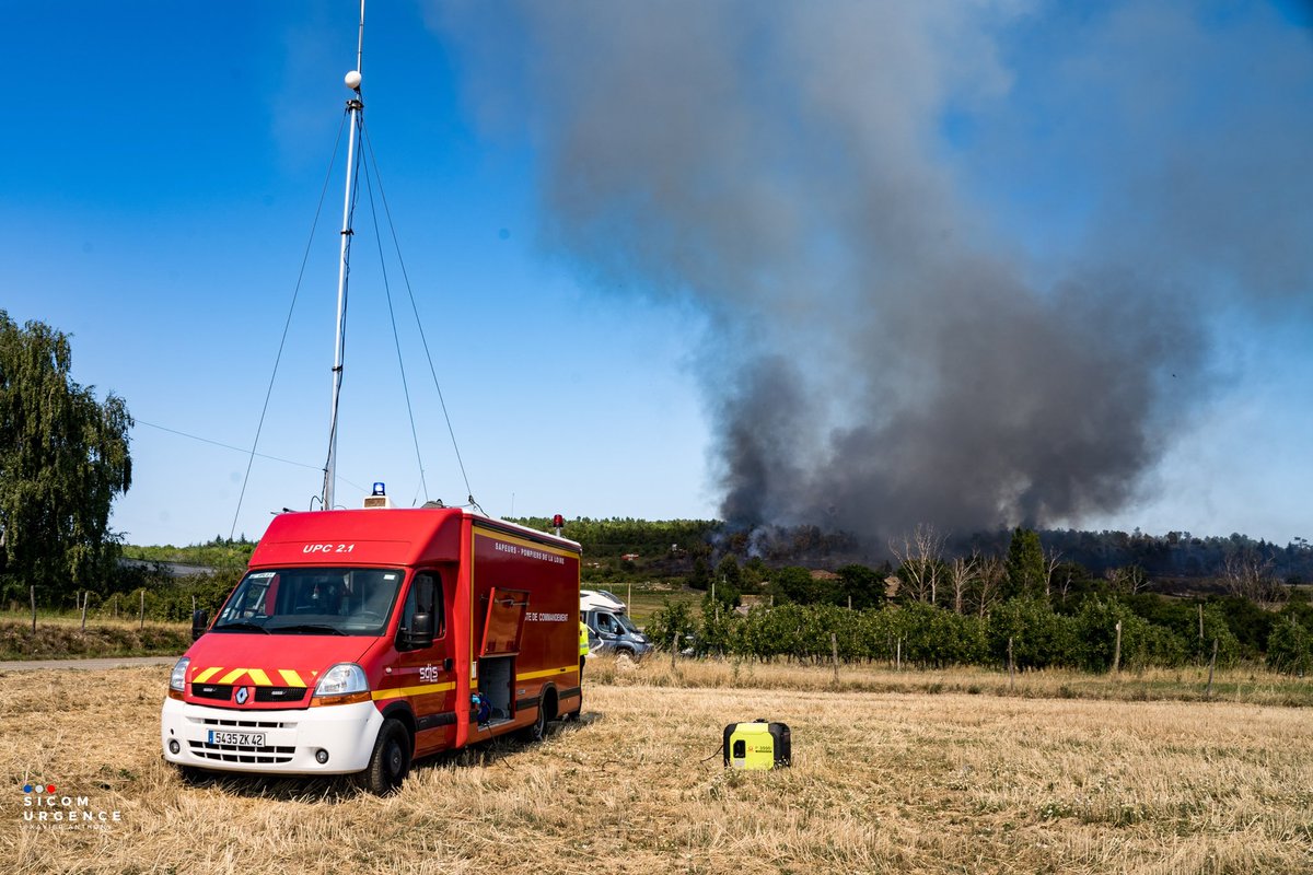 AnthoXav's tweet photo. #photos de l’incendie de #maclas dans la #loire vêt apremidi.
@sdis42 @SecCivileFrance @Leprogresloire @SicomUrgence @ledauphine https://t.co/lifhPftJZx