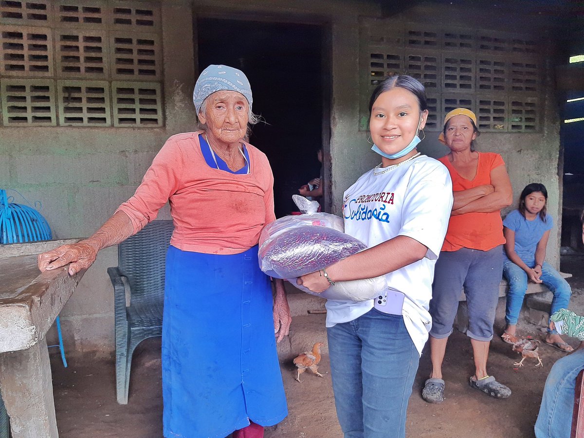 AnielkaOrtiz6's tweet photo. ❤️🖤 Js|19J atraves de promotoria solidaria Realizan entrega de paquetes Alimenticios a protagonista de todos con vos 🧑👦, Madres de  Héroes y Mártires 🧑🏻‍🦳,  Emergencia social critica Gracias  a nuestro Gobierno sandinista✌🏻 🔴⚫
#JULIOVICTORIOSO @EliuYuber https://t.co/NMzY5fUQGm