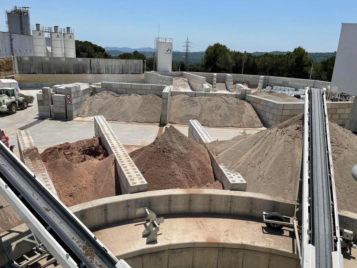 EvaCandelaLopez's tweet photo. ➡️ Fa uns dies amb la @SilviaPaneque vaig visitar @HercalDiggersSL, una planta de reciclatge exemplar en economia circular única a tot l’Estat. Es dediquen als residus procedents de la construcció, excavació i demolició.
Gràcies per la fantàstica visita!
#Terrassa #HercalZero https://t.co/rmO0Pd5sYI