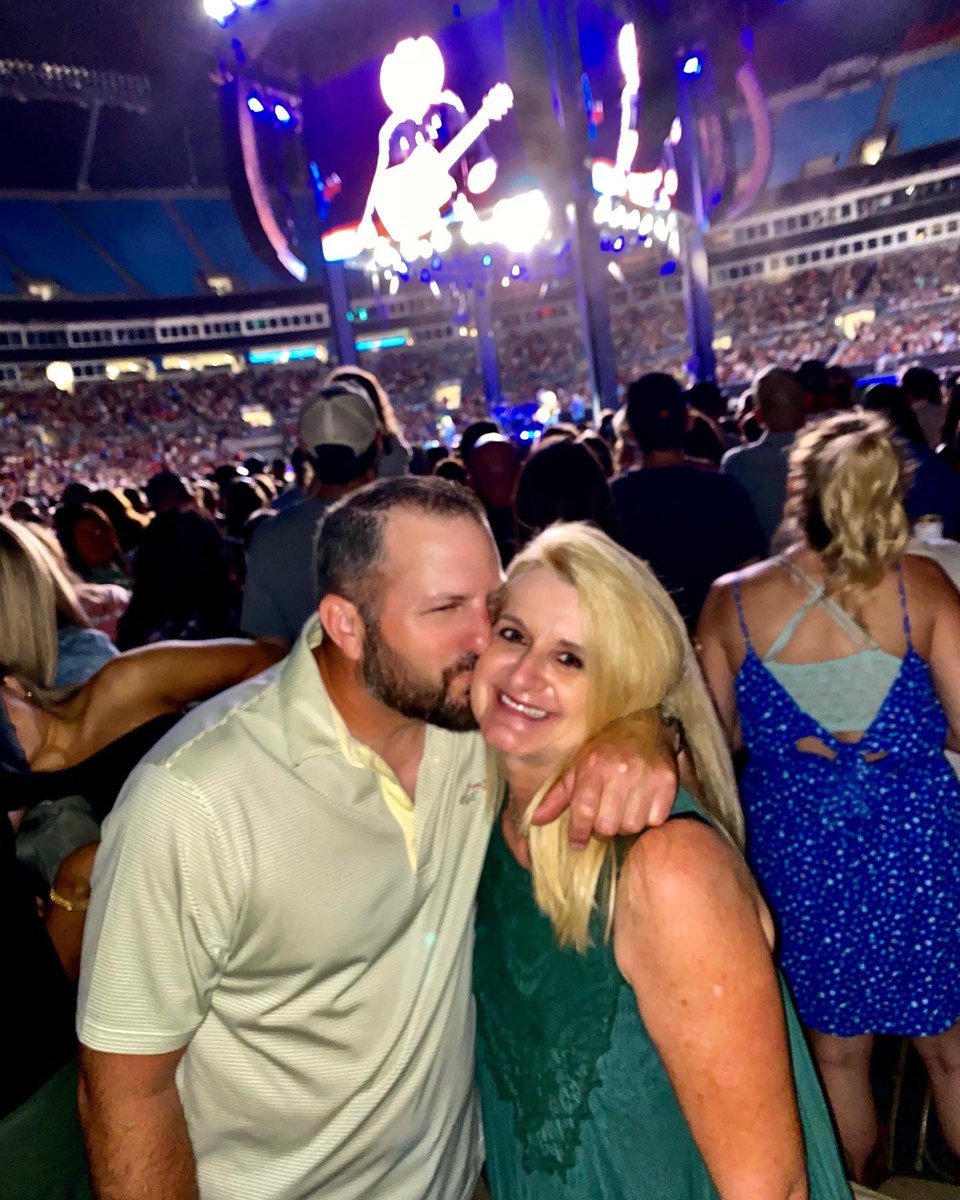 MariBeane's tweet photo. @garthbrooks Incredible night! So glad I know how to pack lunch! We made it both nights!!! https://t.co/mU1AmMwaL4