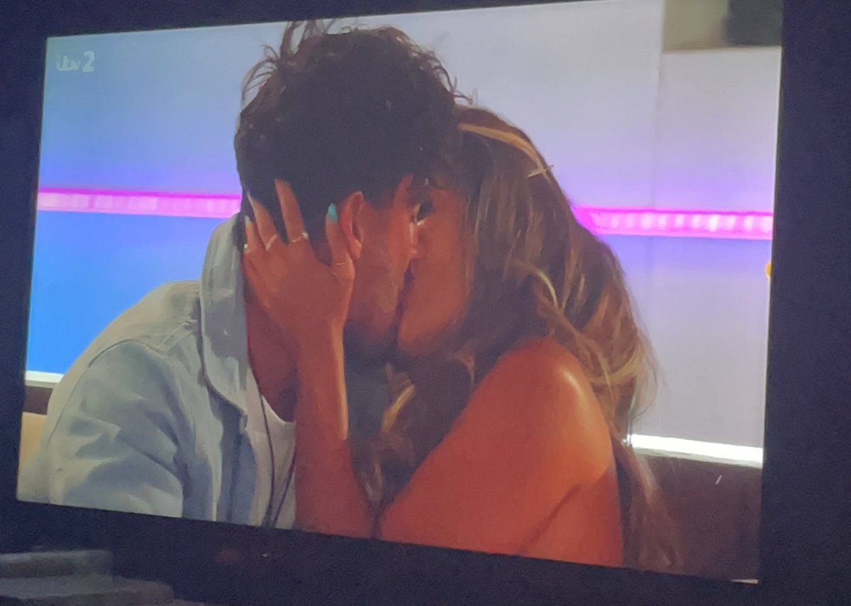 tomprattx's tweet photo. ladies and gentlemen.. your love island winners #loveisland https://t.co/Iw1tk4at2R
