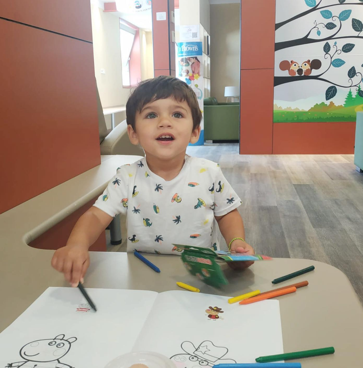 RMHGlobal's tweet photo. Did you know that RMHC family-centered programs can be found at 90% of the world's top children's hospitals? ❤️ 🏥 

That means that while a child receives the best care for their needs, their family can unwind and rest between hospital visits.  

#KeepingFamiliesClose https://t.co/mMhL2wELTC