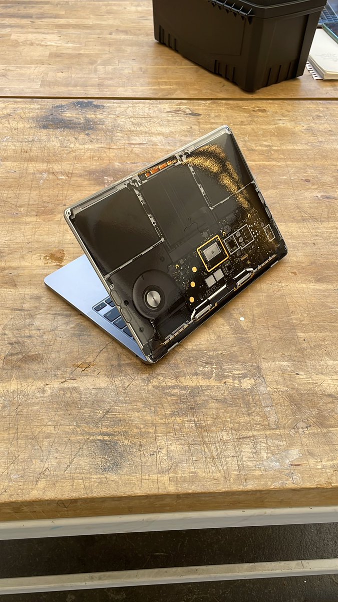 thepurplehacker's tweet photo. thank you @dbrand, very nice skin https://t.co/bC5EMOMkiF