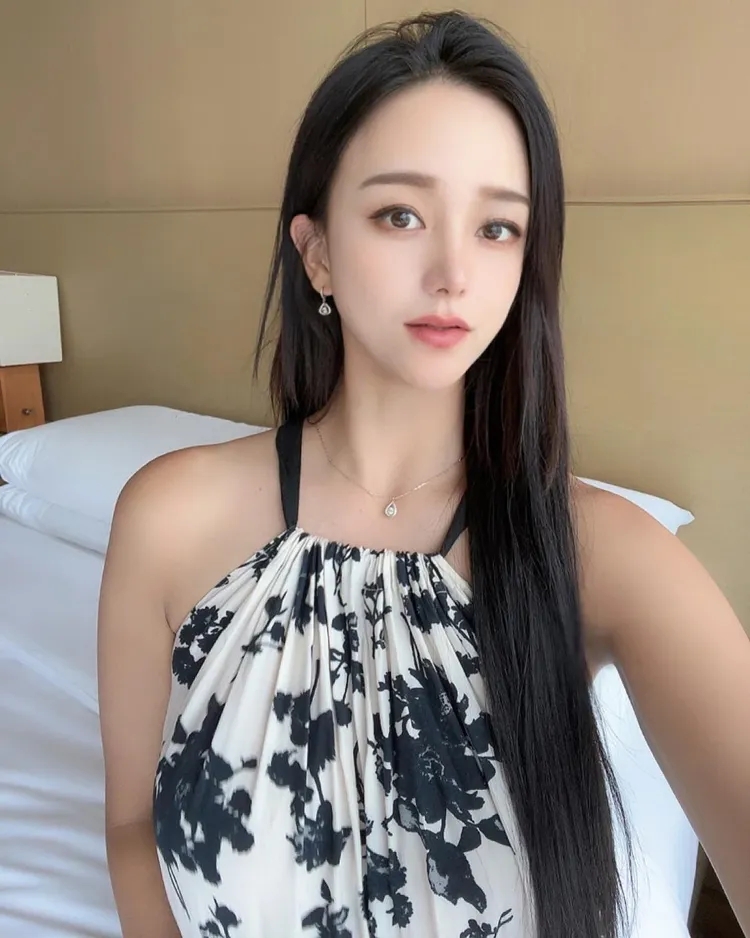 chen2258's tweet photo. Yesterday I had a great day, I went to play golf and have coffee on the yacht🥰🥰
#yacht #golf #beach #AmericanLife https://t.co/uPgIJbLpSM
