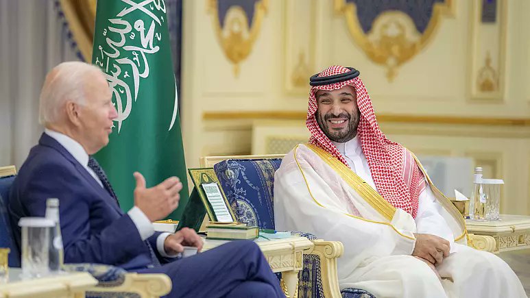 يعجبني بالقائد أن يكون أسد
رغم كل الاستهداف الإعلامي عبر السنين الماضية لولي العهد محمد بن سلمان فأنه ظهر في استقبال الرئيس الأمريكي بمعنويات عالية وثقة بالنفس كبيرة كما أظهرت القمة زعامة واضحة لولي العهد بالمنطقة من خلال علاقات مبنية على المحبة والاحترام مع القادة العرب