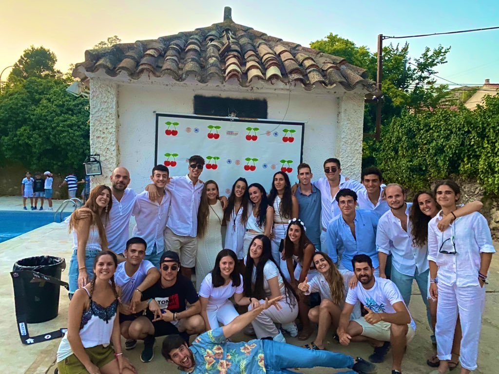 uclesfnx's tweet photo. A los monitores también nos encanta esta fiesta 🤍#elveranodesuvida https://t.co/CObIC5QjC2