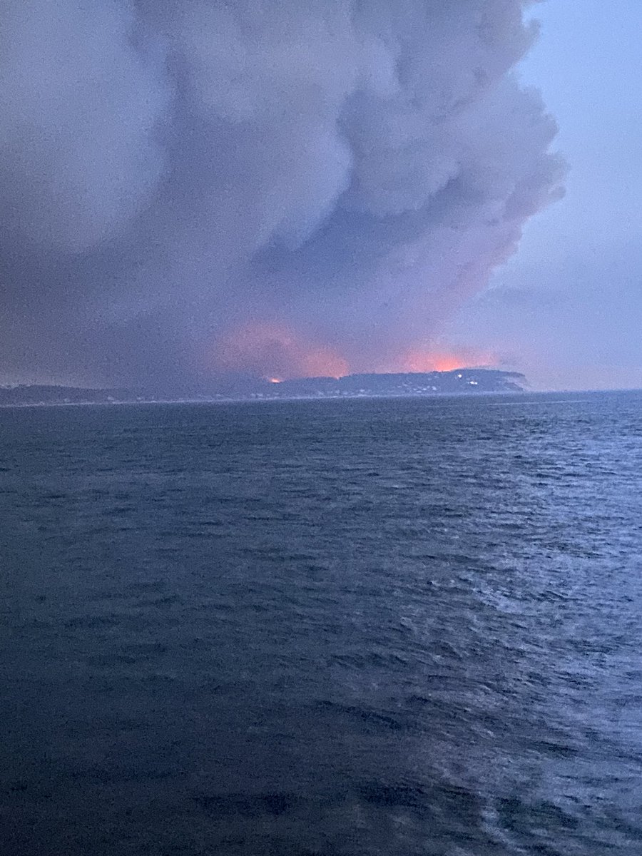 astridarnaud's tweet photo. Témoin du brasier depuis le #capferret 😢 https://t.co/fob5NFtmmX