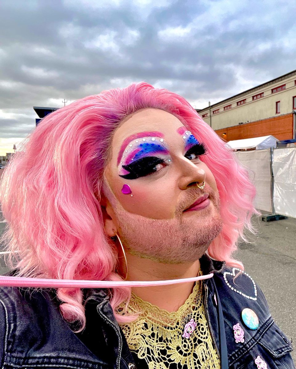 the_bitchnu's tweet photo. Mittags, abends und morgens. Ja, die Reihenfolge stimmt so.
Das war ein toller #CSDrostock und ich bin überwältigt wie viele liebe Leute da waren und mit mir gesprochen haben. :3
Rostock kann mehr als bunt, laut und schrill… aber eben auch das! 😘
#Drag #Dragqueen #Rostock https://t.co/r51FlllVbY