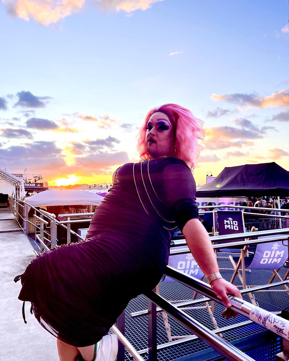 the_bitchnu's tweet photo. Mittags, abends und morgens. Ja, die Reihenfolge stimmt so.
Das war ein toller #CSDrostock und ich bin überwältigt wie viele liebe Leute da waren und mit mir gesprochen haben. :3
Rostock kann mehr als bunt, laut und schrill… aber eben auch das! 😘
#Drag #Dragqueen #Rostock https://t.co/r51FlllVbY
