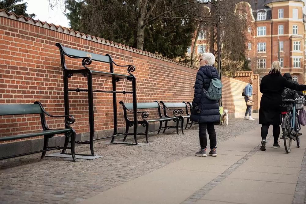 awlilnatty's tweet image. To illustrate the ridiculousness what the UN considers a realistic rise of the sea-level by the year 2100, benches in Copenhagen have been created to accommodate.