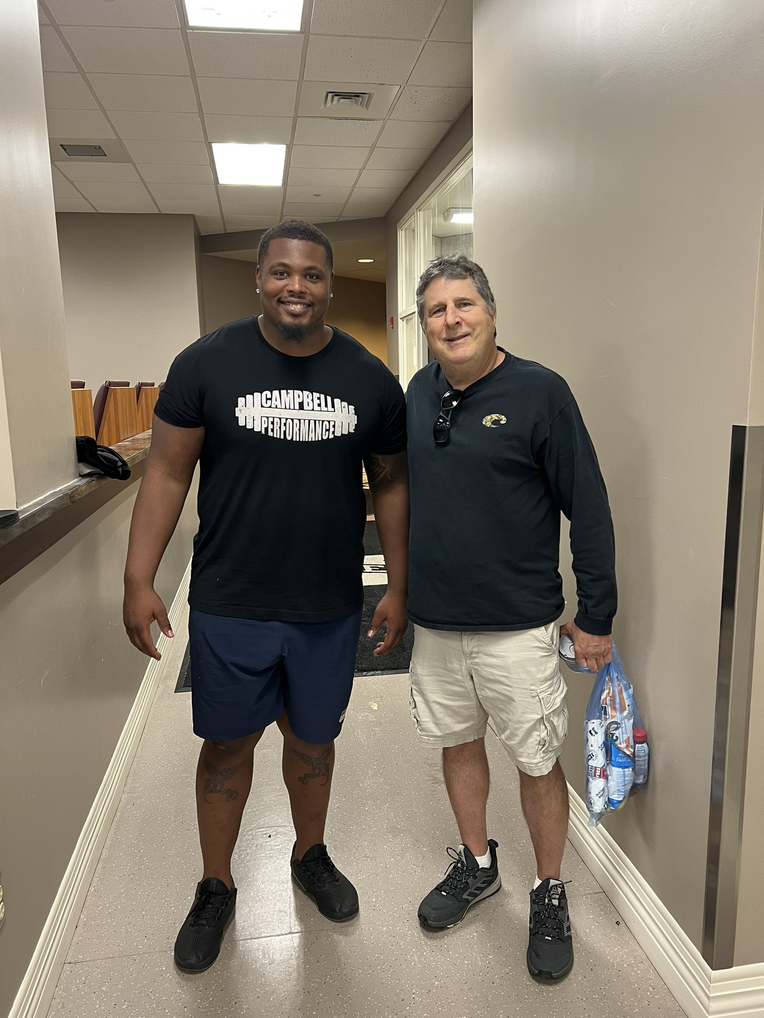 Mike Leach on Twitter "Always great to have a former Bulldog great around the facility. Thank