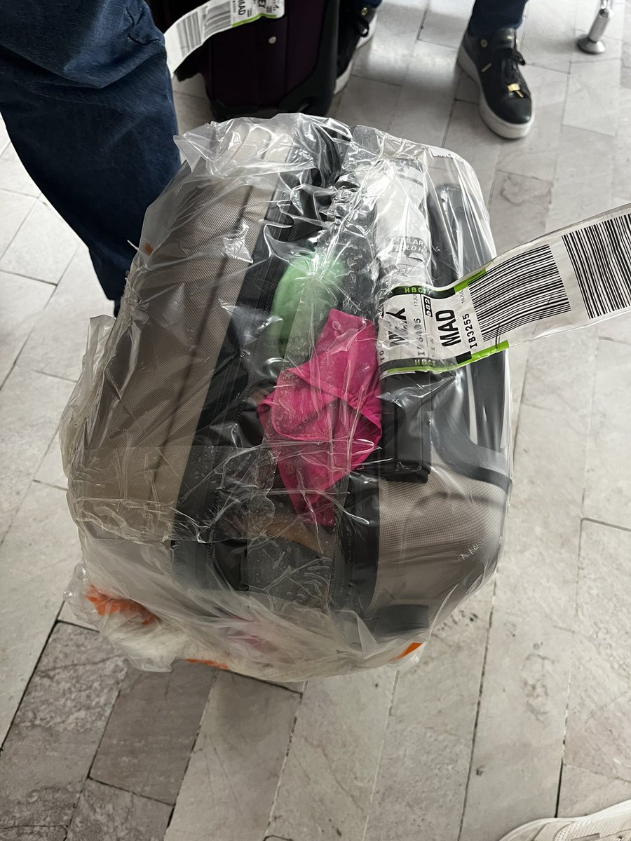Just_beli's tweet photo. JAMÁS VIAJEN CON IBERIA, ME ROBARON TODO, abro hilo 🧵 @Iberia https://t.co/NdmLA89Jql
