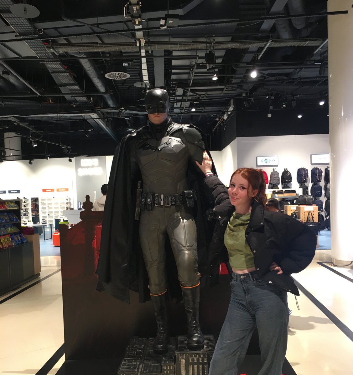 izzybiatch1's tweet photo. When I met Robert Pattinson in selfridges😍 https://t.co/ZNHeL9upww