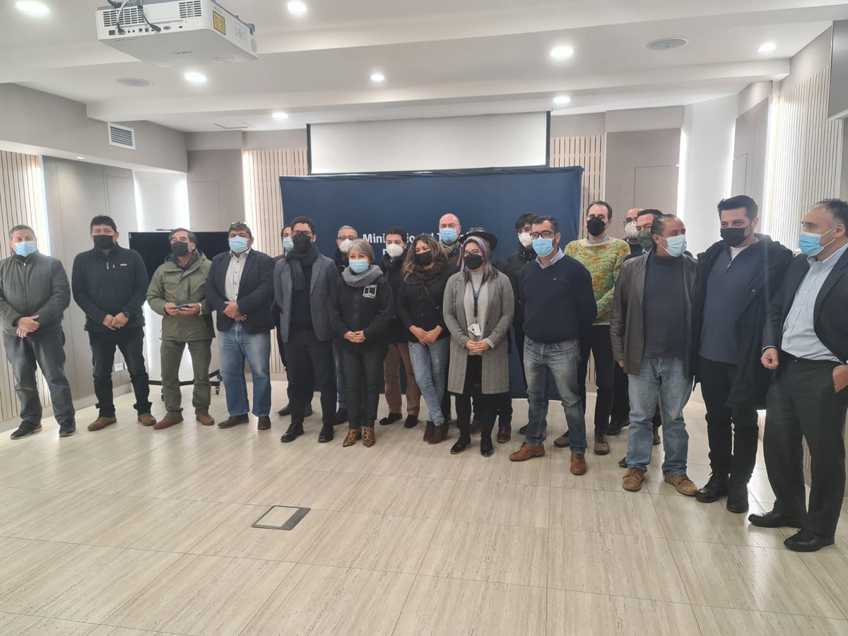 #HOY Iniciativa de <a href="/ctmineria/">CTMIN</a> consistente en oficializar la creación de una mesa de trabajo entre el sector representante de las y los trabajadores y el gobierno, se llevó a cabo con Ministra del Trabajo <a href="/jeannette_jara/">Jeannette Jara Román</a>  y el subse de la cartera <a href="/gboccardobosoni/">Giorgio Boccardo Bosoni</a> en <a href="/MintrabChile/">Trabajo y Previsión Social</a>