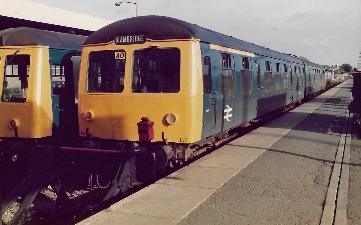 SalopianLyne's tweet image. Cambridge Station 15th October 1983
British Rail Norwich Crown Point depot's set number 40 - Cravens Class 105 2-car DMU DTCL 54131 + DMBS 51293 in plain BR Blue stand in the bay.
Rattle rattle!
#BritishRail #Class105 #DMU #Cambridge #Norwich #trainspotting #BRBlue #Cravens