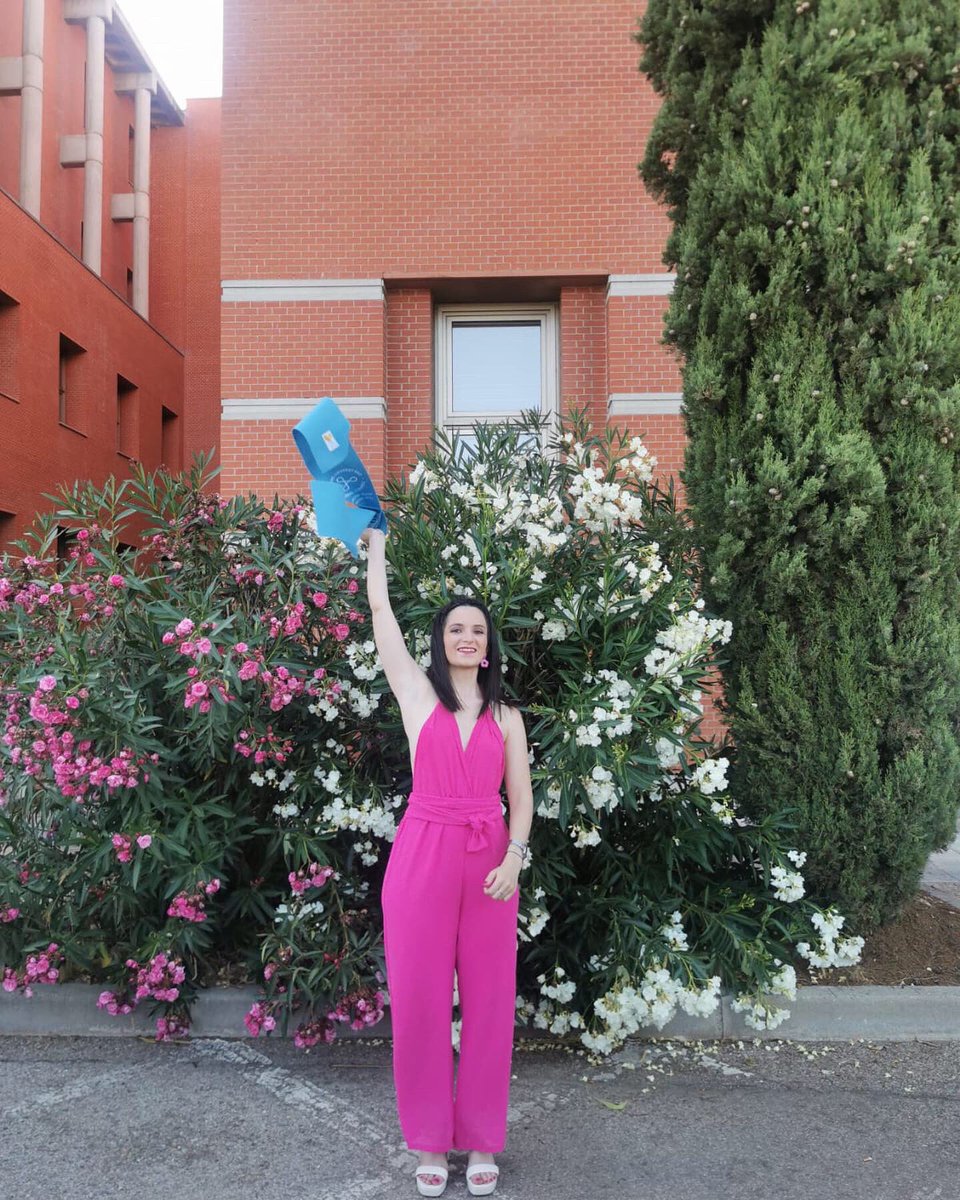 sareinxu99's tweet photo. Feliz y orgullosa de decir que soy educadora social💛👩🏻‍🎓 https://t.co/2IMg6nqRw9