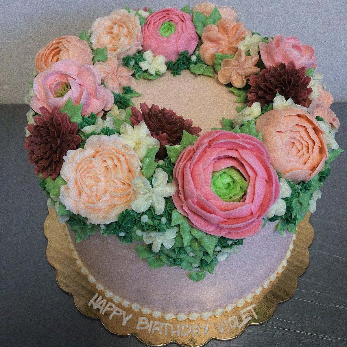 gorgeous florals by our very talented #cake decorator