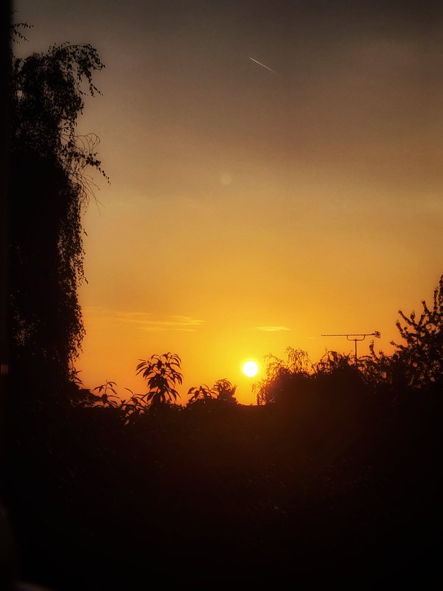 h3mky's tweet photo. This evening's clouds & sunsetππ§‘
#ThePhotoHour #thestormhour @ThePhotoHour #clouds #sunset #SunsetVibes #sunsetphotography #Heatwave2022 #heatwaveuk #ukweather #SummerVibes #Summer2022 #hottestdayoftheyear #weatherlover #sunsetwatcher #ALTOCUMULUSCLOUDS https://t.co/pMcjLEQcJb