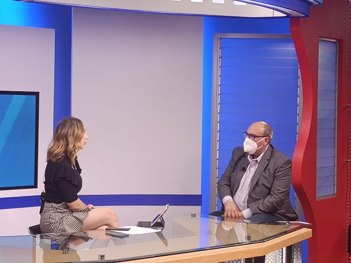 DanielRochaMX1's tweet photo. Agradezco la invitación de @canal10durango, en especial a @ZujeyLuna10, para informar oportunamente el avance de la investigación en el caso del homicidio del médico Erik David Andrade. En @DgoFiscalia garantizamos que el hecho no quedará impune. #Durango, Durango. https://t.co/UXBUVMa3Cx