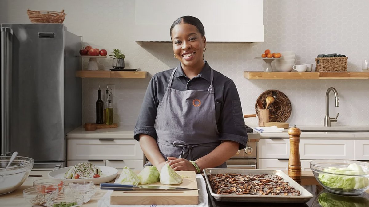 Watch <a href="/RoundGlass_/">Roundglass Living</a>’ video course taught by Chef 
<a href="/shenarrigreens/">chef shenarri greens</a>, the chef at Cadence, a plant-based restaurant with Southern Soul. Dishes include Wedge Salad with Mushroom Bacon, Skillet Maple Cornbread and a Mixed Berry Fruit Cobbler.

#hannaleepr

roundglass.com/living/food/we…