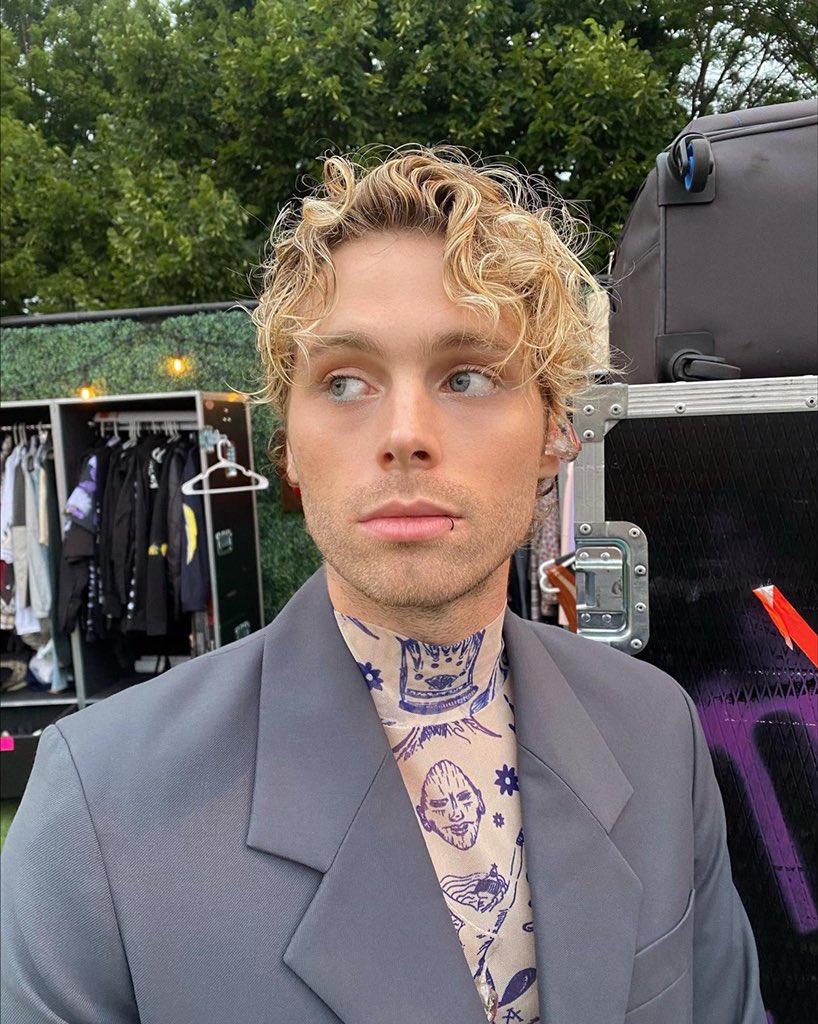 Iukelovebot's tweet photo. i don’t care that the lip ring is fake it still made me HAPPY https://t.co/51Qkc9litH