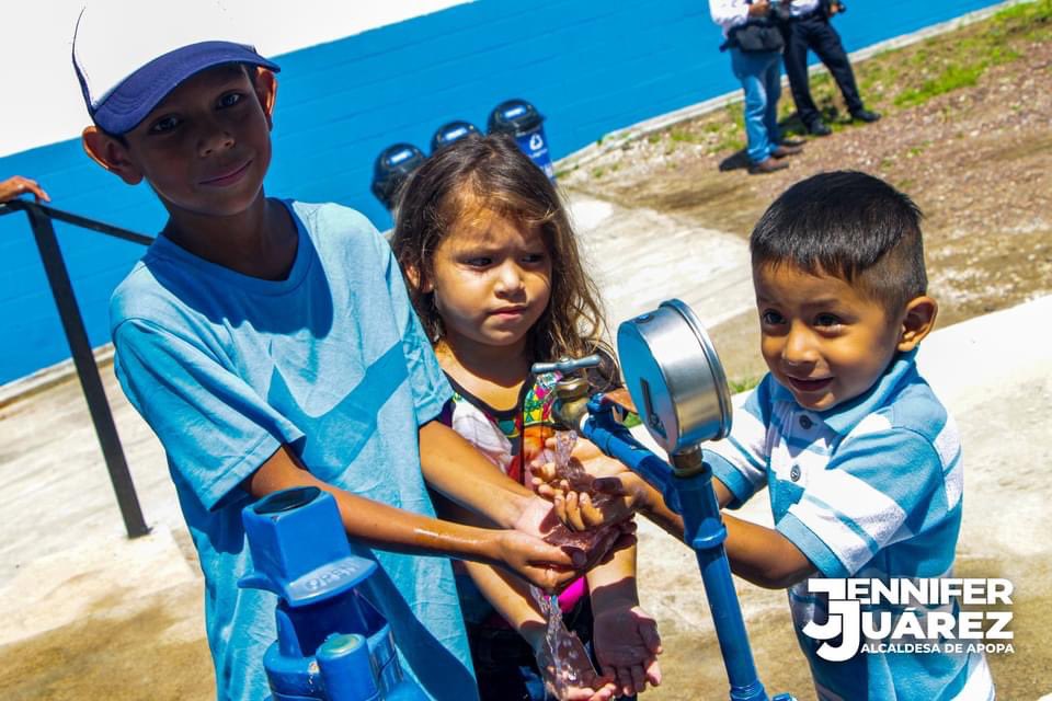 JuarezJenny2021's tweet photo. Esta mañana junto al Presidente de @ANDASV @RuAleman y @eduardogodoy89 inauguramos pozo en la Comunidad las Cañas Beneficiando a más de 43,000 habitantes de la zona Norte del Municipio de Apopa.

Seguimos trabajando articuladamente para cumplir lo encomendado por @nayibbukele https://t.co/TXngfICrMM