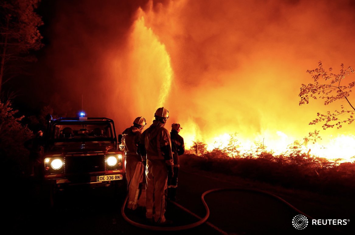Les photos des incendies en Gironde par Sarah Meyssonnier pour <a href="/Reuters/">Reuters</a>. Force aux pompiers face au monstre