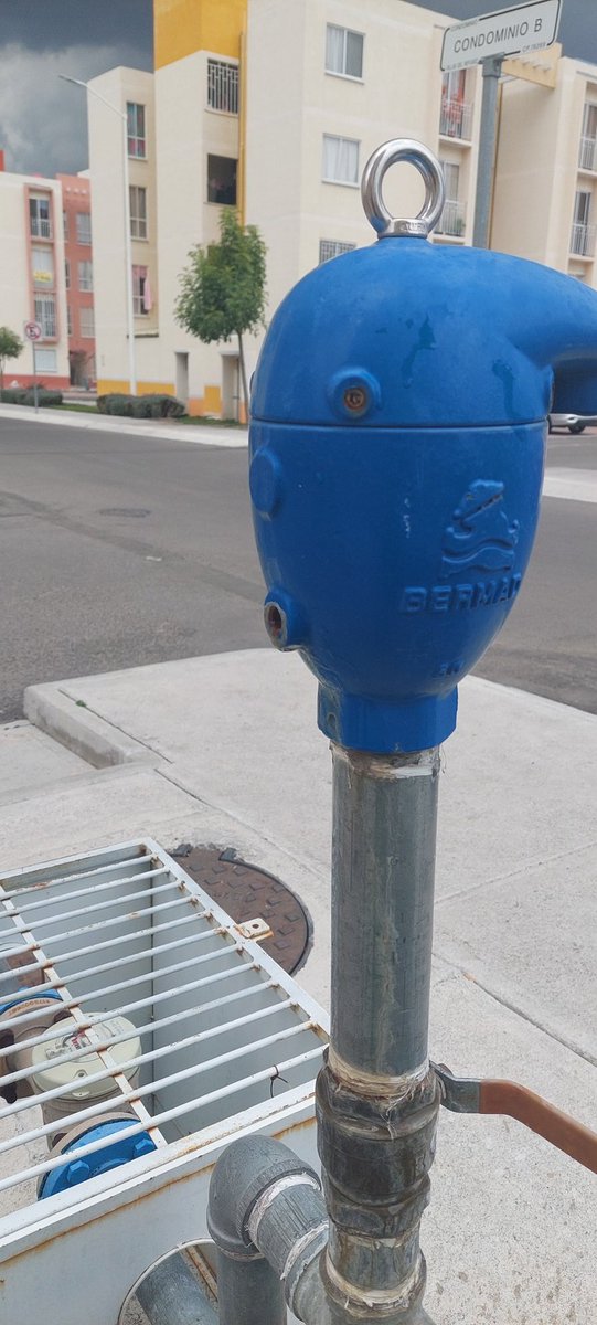 sanmnava's tweet photo. @oqm_oficial válvula de alivo de aire sin tapón y cerrada, favor de reparar y abrir para que no se tome medida por aure en la línea. Villas del Refugio 202B. https://t.co/PEhYpjrhIo