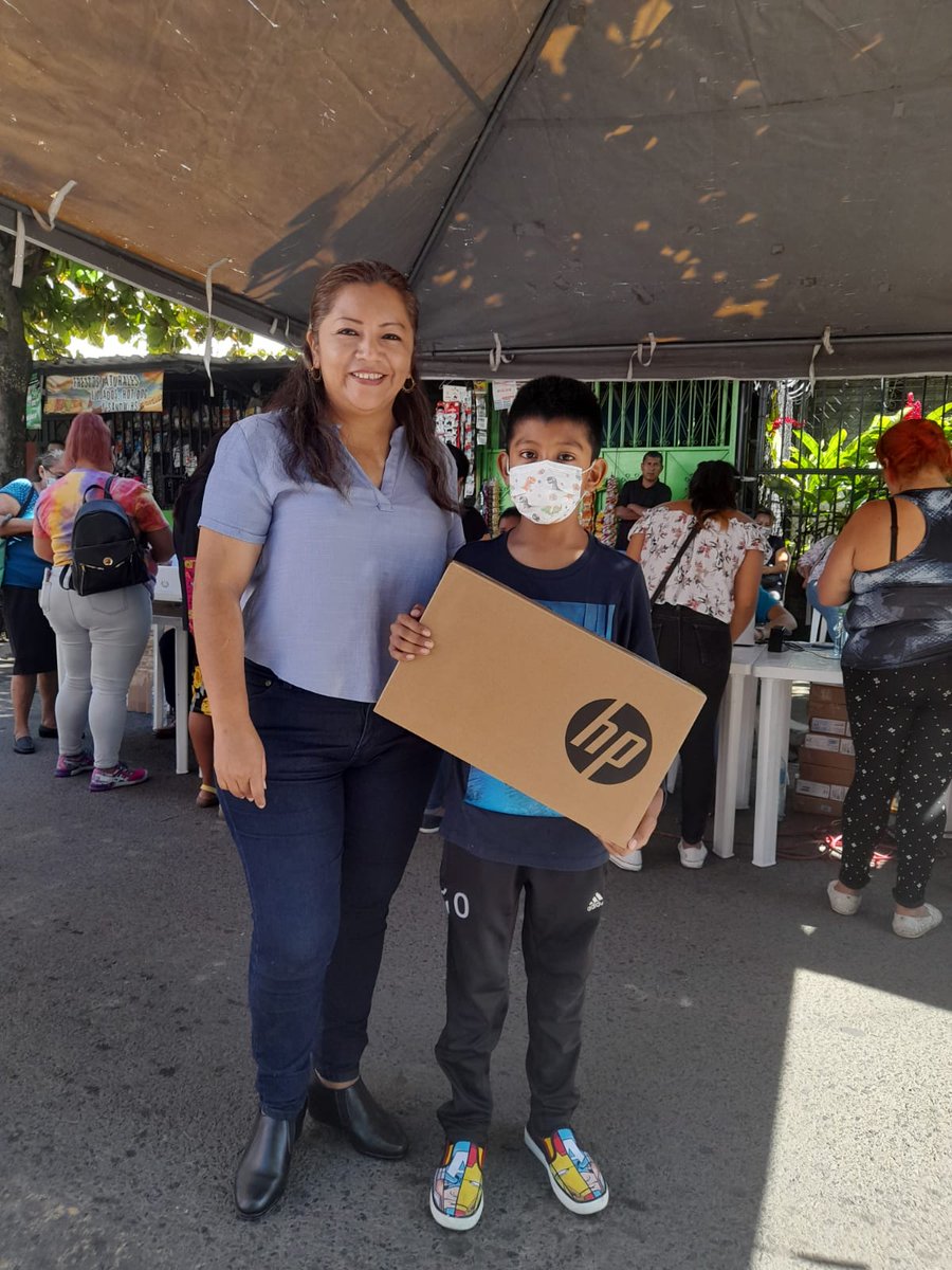 CristinaHuezoSV's tweet photo. Entrega de #laptop en #Ayutuxtepeque gracias a nuestro presidente @nayibbukele  y @EducacionSV para centros Escolares públicos de nuestro municipio. https://t.co/3posk9RDRr