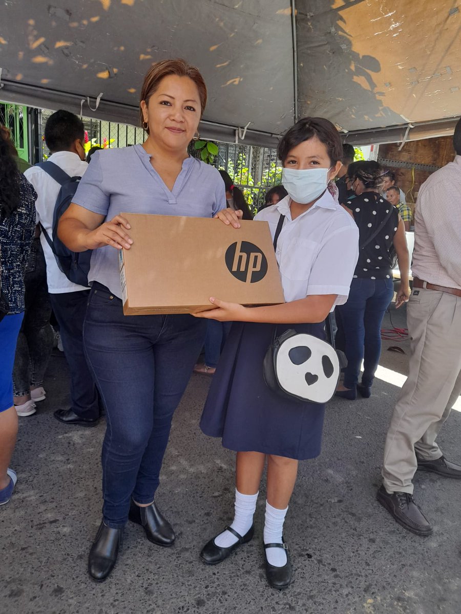 CristinaHuezoSV's tweet photo. Entrega de #laptop en #Ayutuxtepeque gracias a nuestro presidente @nayibbukele  y @EducacionSV para centros Escolares públicos de nuestro municipio. https://t.co/3posk9RDRr