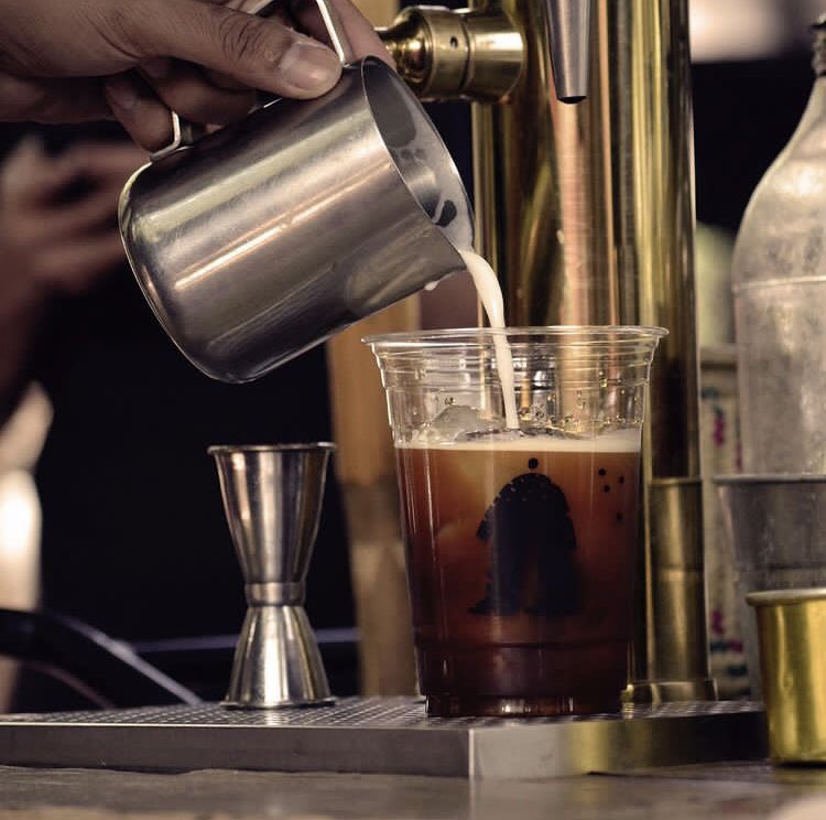 Mercadoel100's tweet photo. ¿Ya probaste el exquisito sabor de las bebidas de AlmaQuieta? Si aún no lo haces te invitamos todos los domingos a probar un sabor que te transportará a donde necesitas estar. https://t.co/8RD0O9ey6g