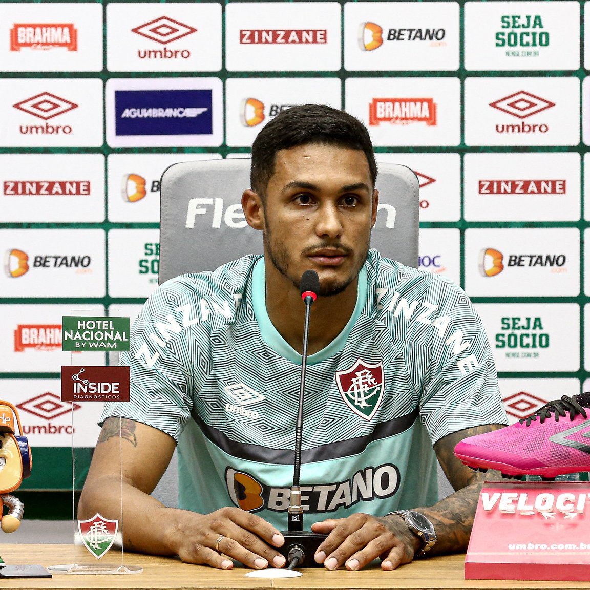 EmmanuelLuiz12's tweet photo. A contratação de Cris Silva foi tão ruim para o Fluminense que atualmente consigo imaginar uns 15 jogadores MEDIANOS da série A para realizar uma troca SEM CUSTOS.

Custou 9 milhões + salários aos cofres do clube. Inacreditável.

9 milhões pagariam o salário de um Paulinho... https://t.co/Sv2QMiceVV